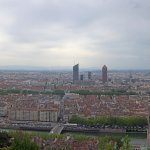 Panorama sur Lyon avec au centre "la gomme et le crayon"